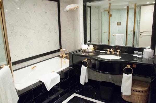 New Orient Landmark Hotel Macao Exterior foto A bathroom in a hotel